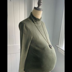 🌺 Old Navy Maternity women turtleneck size M